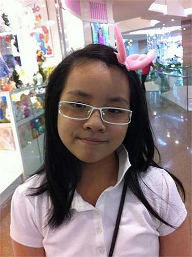 Hình ảnh cô bé khi còn học tiểu học, ngây thơ và đáng yêu.