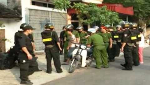 Lực lượng công an giải cứu những người bị nhốt