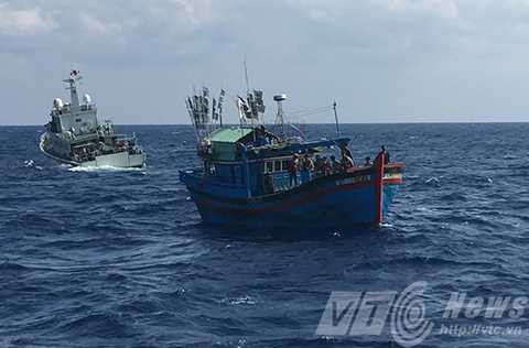 Phút gay cấn, tàu SAR 412, tàu Trung Quốc cản trở, cứu tàu cá, bị nạn, Hoàng Sa
