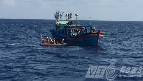Phút gay cấn, tàu SAR 412, tàu Trung Quốc cản trở, cứu tàu cá, bị nạn, Hoàng Sa