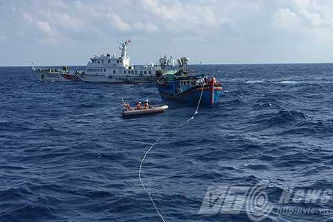 Phút gay cấn, tàu SAR 412, tàu Trung Quốc cản trở, cứu tàu cá, bị nạn, Hoàng Sa