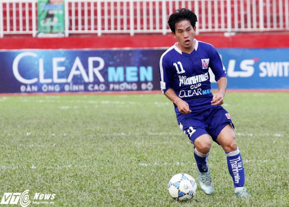 Nguyễn Lam thua kém về thể hình và không thể làm tròn nhiệm vụ săn bàn (Ảnh: Hoàng Tùng)