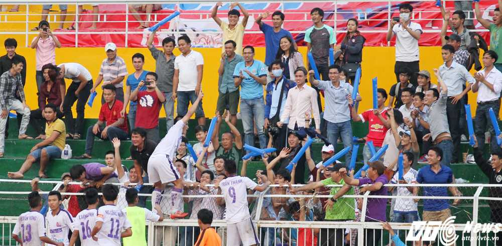 Màn ăn mừng phấn khích của tiền đạo Võ Lý (Ảnh: Hoàng Tùng)