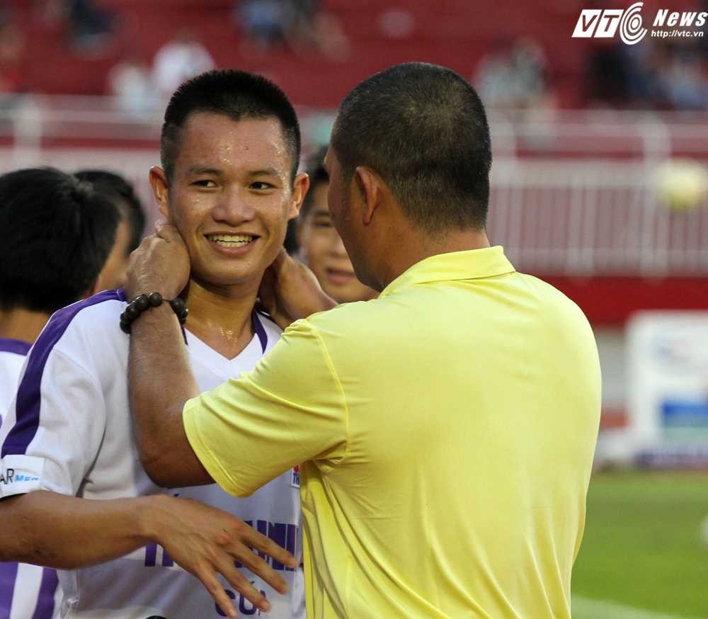 Võ Lý cũng là 'Cầu thủ xuất sắc nhất trận đấu' (Ảnh: Hoàng Tùng)