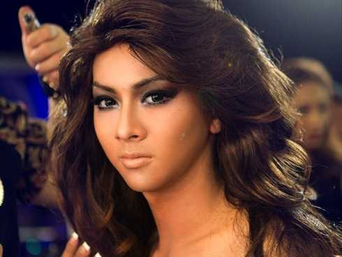 Hoài Lâm giả gái