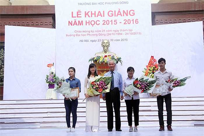 Sáng nay, ĐH Phương Đông đã tổ chức lễ khai giảng năm học mới và kỷ niệm 21 năm thành lập trường. Trong lễ khai giảng, lãnh đạo ĐH Phương Đông đã trao tặng phần thưởng cho các thủ khoa đầu vào của trường