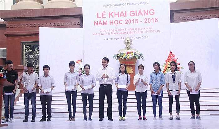 10 sinh viên có hoàn cảnh khó khăn cũng được trao học bổng trong lễ khai giảng