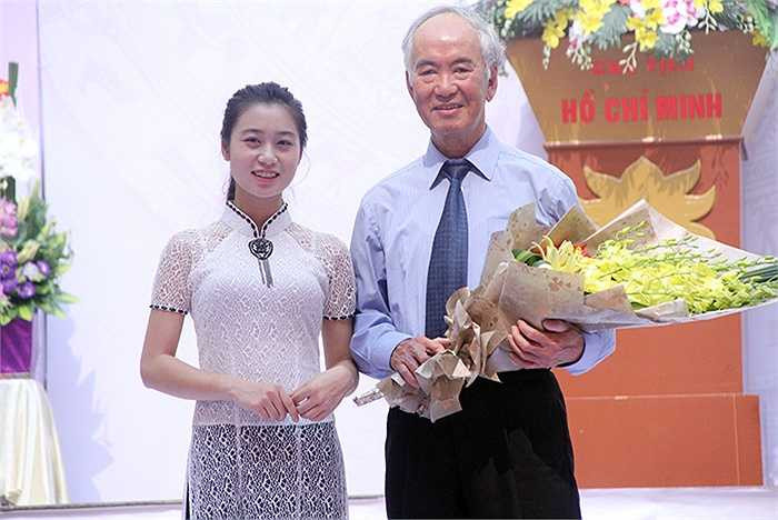 Đại diện tân sinh viên phát biểu cảm nghĩ và tặng hoa cho lãnh đạo ĐH Phương Đông