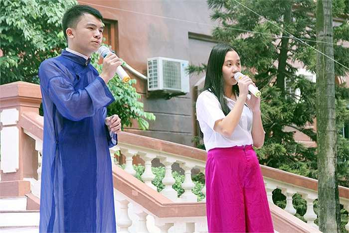 Đặc biệt, các tiết mục văn nghệ trong lễ khai giảng đã hâm nóng không khí của buổi lễ. Hai sinh viên Trung Quốc đã hát 'Bèo dạt mây trôi' ngọt ngào khiến khán giả thích thú