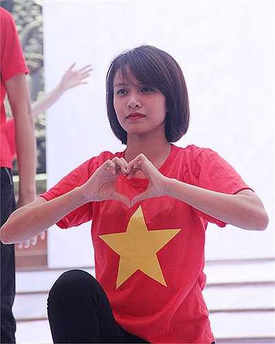 Tiết mục múa, hát 'Việt Nam ơi' sôi động của sinh viên ĐH Phương Đông