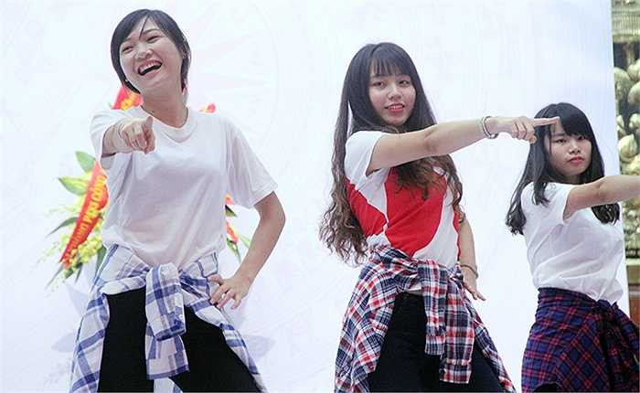 Sôi động với những tiết mục nhảy hiện đại