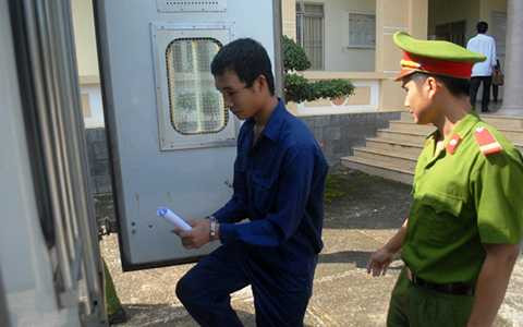 Công an dẫn giải bị cáo Hào Anh về trại tam giam chờ điều tra bổ sung và giám định tâm thần.