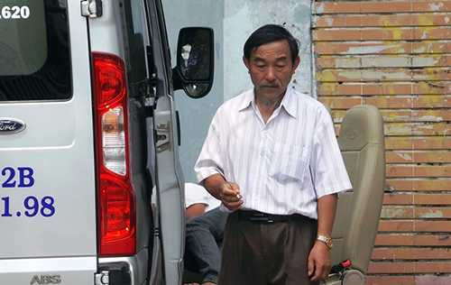 Cha nam thanh niên bị sát hại tại vòng xoay Dân Chủ thẫn thờ trong lúc chờ nhận thi thể con trai đưa về quê an táng. Ảnh: T.N.