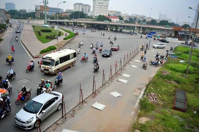 Sáng 25.10, nhà thầu DAELIM đã bắt đầu cho công nhân tháo dỡ điểm rào chắn không thi công ở đầu đường Hồ Tùng Mậu (gần cầu vượt Mai Dịch).