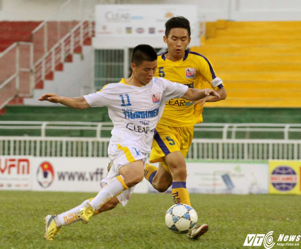 U21 Hà Nội T&T (áo trắng) là đội tận dụng cơ hội ghi bàn tốt hơn U21 S.Khánh Hòa trong trận đấu (Ảnh: Hoàng Tùng)