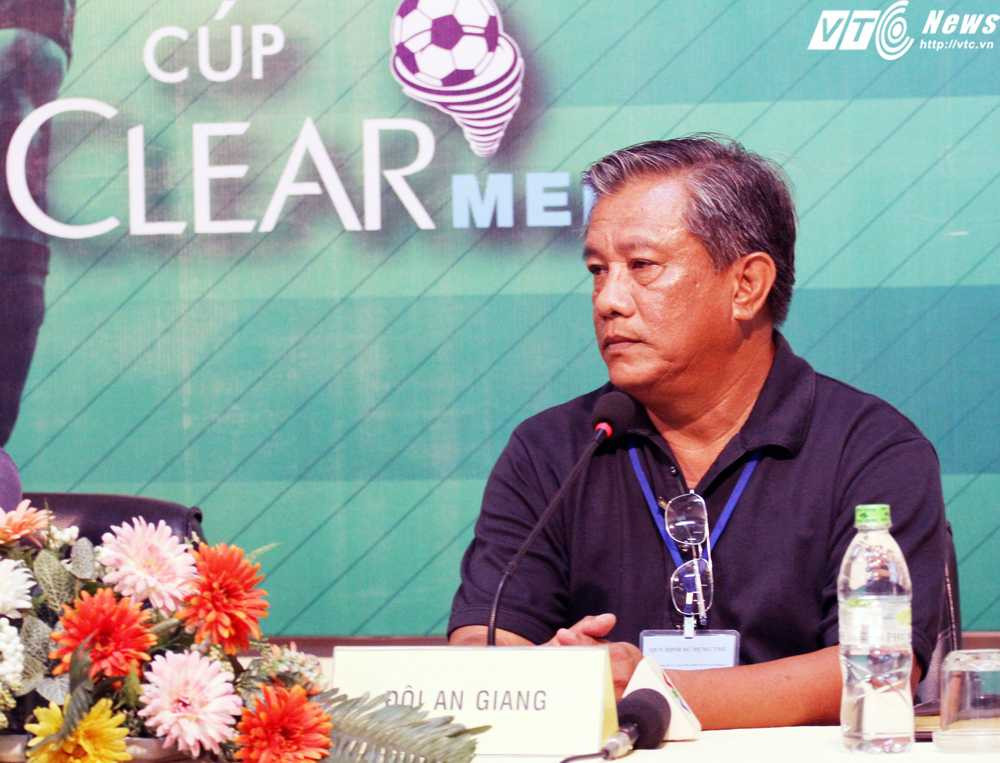 HLV Trần Ngọc Thái Tuấn nghiêm khác với các học trò U21 An Giang (Ảnh: Hoàng Tùng)