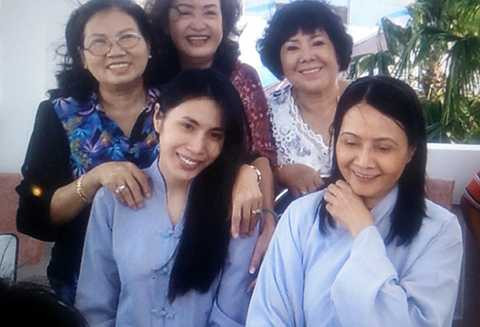 Thủy Tiên ấm áp bên Mẹ cùng những người dì trong gia đình. Thủy Tiên ấm áp bên Mẹ cùng những người dì trong gia đình.