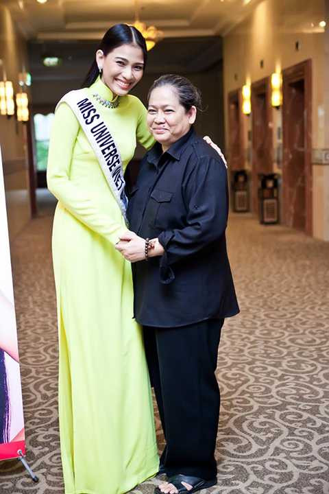 Dù con gái đã thành danh nhưng Mẹ Trương Thị May vẫn giữ sự giản dị trong cách ăn mặc. Dù con gái đã thành danh nhưng Mẹ Trương Thị May vẫn giữ sự giản dị trong cách ăn mặc.