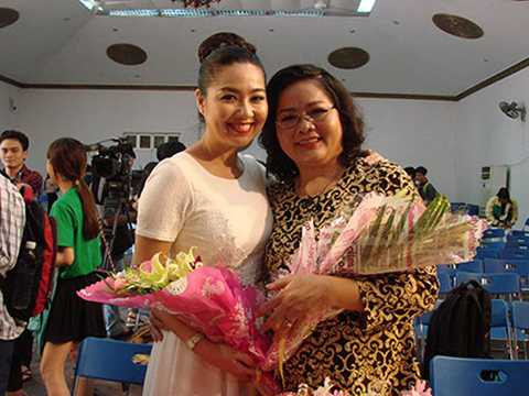 Lê Khánh rạng rỡ khi xuất hiện cùng Mẹ trong một buổi giao lưu gần đây. Lê Khánh rạng rỡ khi xuất hiện cùng Mẹ trong một buổi giao lưu gần đây.