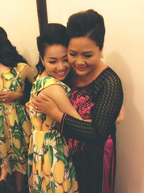 Cô hạnh phúc bên vòng tay yêu thương của Mẹ trong ngày cưới của mình. Cô hạnh phúc bên vòng tay yêu thương của Mẹ trong ngày cưới của mình.