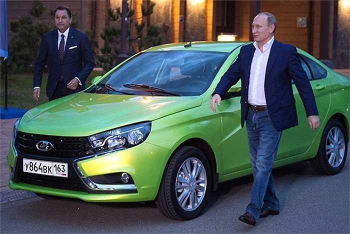 Đích thân trải nghiệm chiếc xe mới, Tổng thống Nga Putin đã khéo léo quảng bá thương hiệu ngành công nghiệp xe hơi trong nước, đặc biệt là thương hiệu vang bóng một thời Lada, nay kỳ vọng sắp được hồi sinh với dòng xe giá rẻ Vesta.