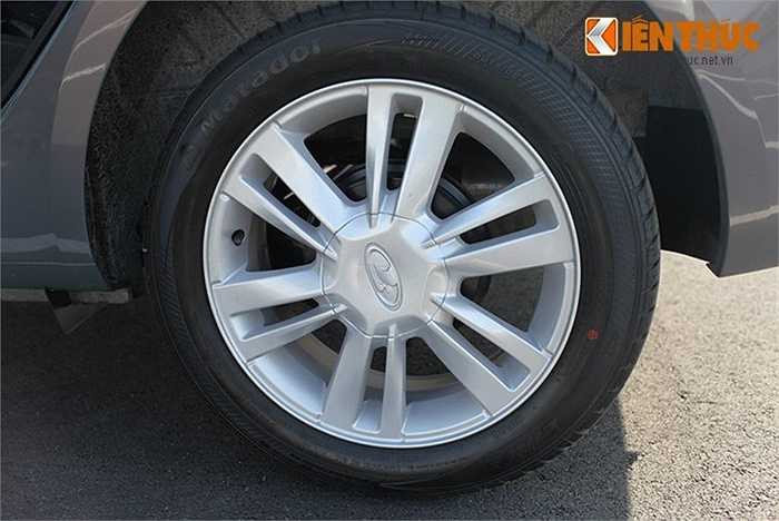Lada Vesta được trang bị bộ mâm 6 chấu kép bằng hợp kim nhôm, xe sử dụng bộ lốp mang thương hiệu Matador với công năng chạy tuyết.