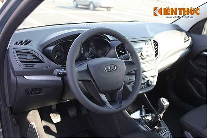 Bên trong nội thất xe được thiết kế đơn giản nhưng đầy đủ các chức năng gồm vô lăng 3 chấu, cần số tay tích hợp, điều hoà tiêu chuẩn, radio...