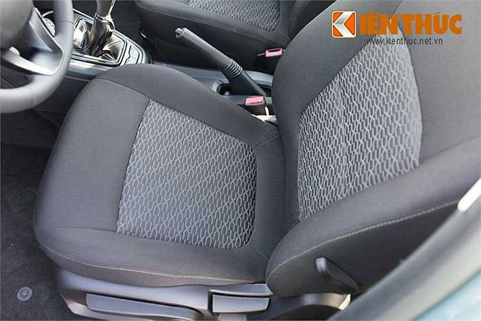 Là một mẫu xe giá rẻ, Vesta không có nhiều lựa chọn về nội thất. Xe được trang bị hai hàng ghế cho 5 chỗ ngồi được thiết kế dạng ghế nỉ, ốp cửa, bảng táp lô dạng nhựa và nỉ cao cấp.