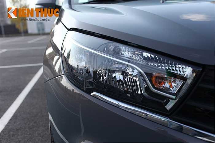 Mặt trước của xe được thiết kế thể thao với cụm đèn pha đa dạng cùng những đường chỉ crom khá ấn tượng