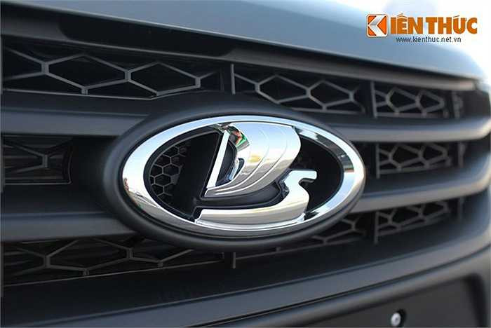 Xe sở hữu lưới tản nhiệt và hốc gió đi kèm chi tiết mạ crom cao cấp hơn. Logo nằm chính giữa với lớp mạ crom sáng bóng.