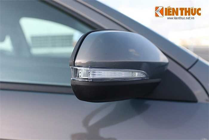 Thân xe với những đường gân khí động học dập nổi ấn tượng, gương chiếu hậu có thêm đèn báo kéo dài dễ quan sát.