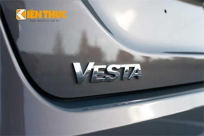 Lada Vesta có kích thước dài x rộng x cao (4.410 x 1.764 x 1.497) mm cùng chiều dài cơ sở 2.635 mm. Xe được sản xuất dựa trên nền tảng B/C do liên minh Renault - Nissan hỗ trợ phát triển. 