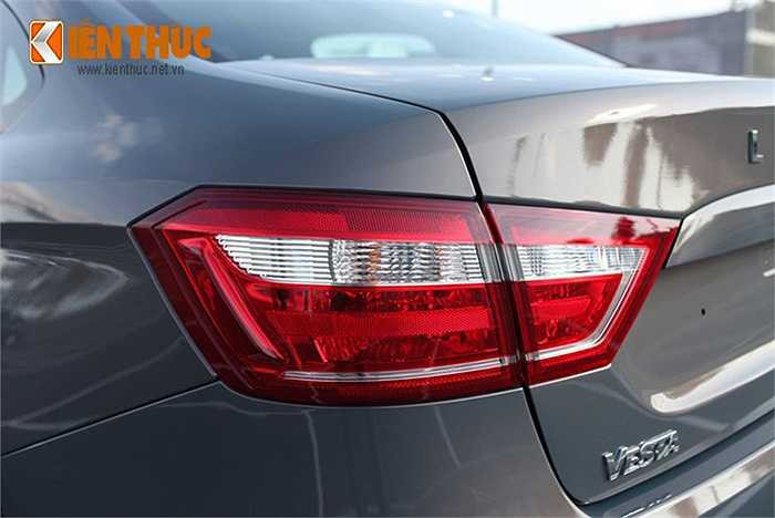 Đèn hậu được thiết kế khá đẹp với các chi tiết được bố trí hợp lý. Đèn xe hình quả trám ăn liền vào phần cốp sau, kéo dài.