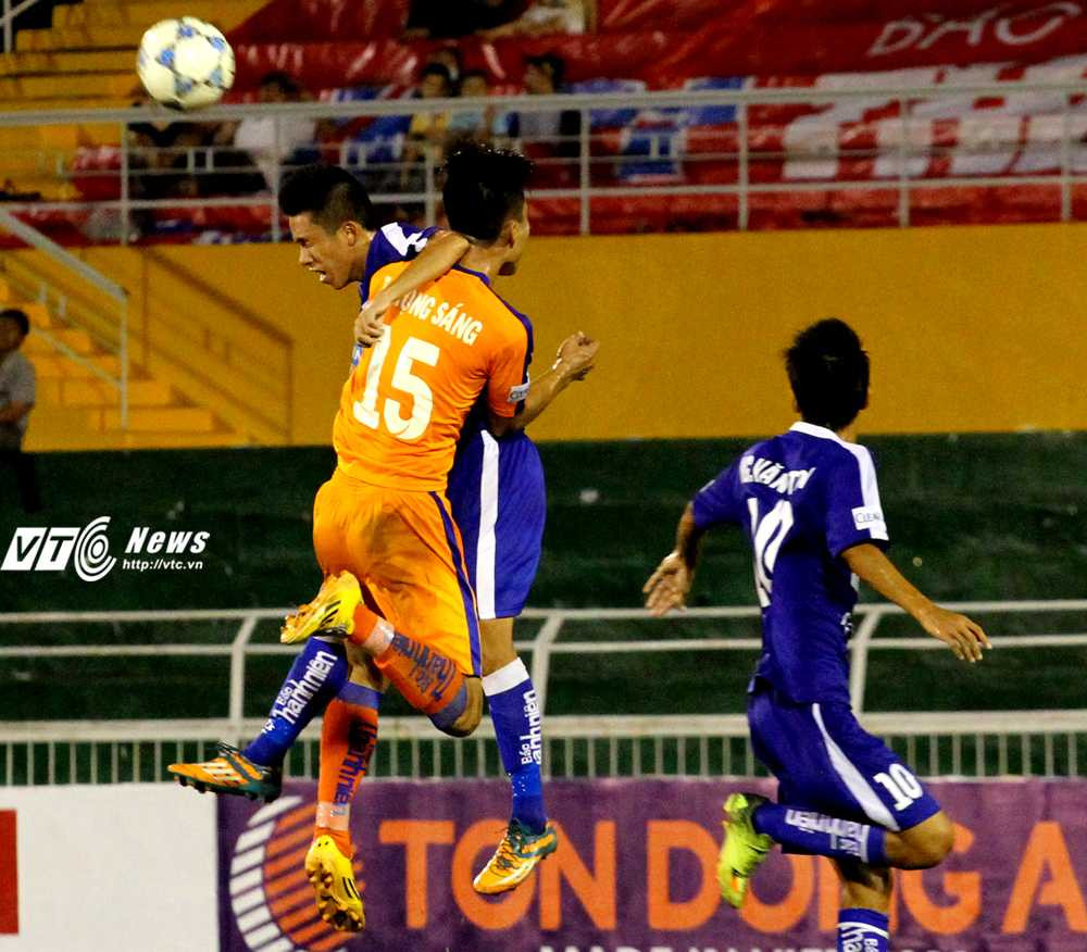 U21 SHB.Đà Nẵng (áo cam) không thể xuyên thủng được hàng thủ của U21 Bình Định (Ảnh: Hoàng Tùng)