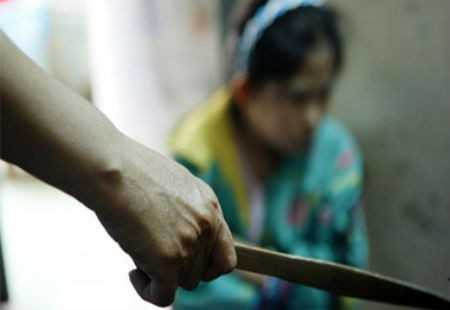 Do mâu thuân khi đi du lịch, chồng ra tay sát hại vợ tử vong. (Ảnh: Minh họa)