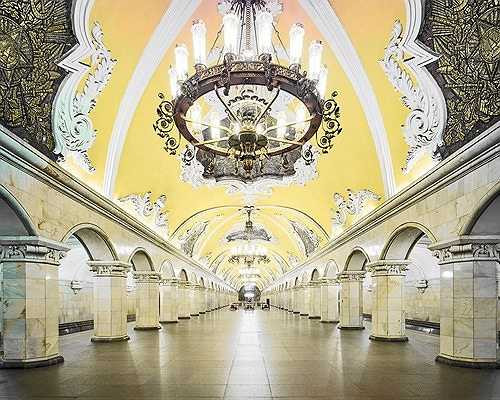 Hệ thống ga Komsomolskaya với những bộ đèn trùm nguy nga cùng phần trần vòm được chạm khảm cầu kỳ, tinh xảo.