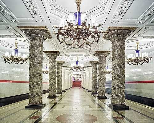 Sảnh của nhà ga tàu điện ngầm Avoto, St. Petersburg, giống như một tòa lâu đài nguy nga, tráng lệ.