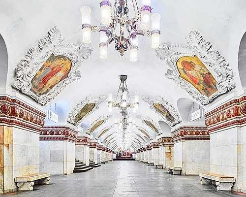 Nhà ga Kiyevsskaya trở nên huyền ảo và sinh động với những bức tranh trần lớn ấn tượng.