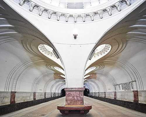 Nhà ga Sokol với phần trần uốn lượn hết sức nghệ thuật.