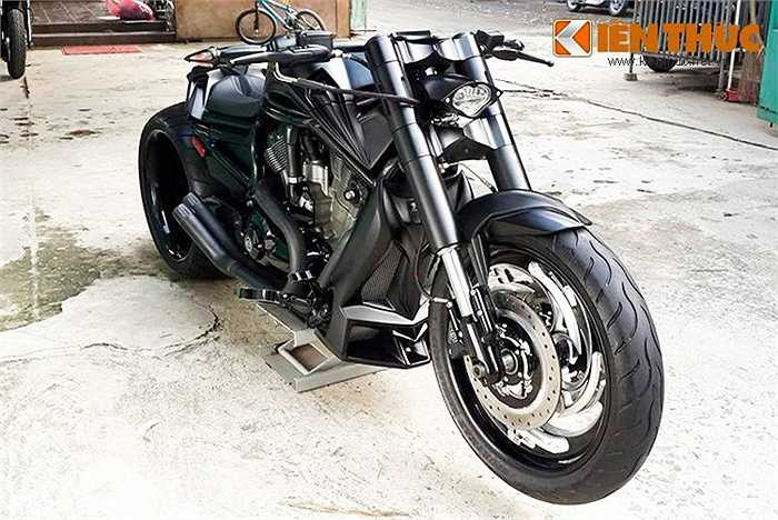 Biker trẻ 'vui tính' nổi tiếng trong giới chơi xe tại Việt Nam - Đức Tào Phớ vừa đưa thêm vào bộ sưu tập xe của mình chiếc Harley-Davidson V-Rod Muscle được độ với phong cách cực kỳ đặc biệt.