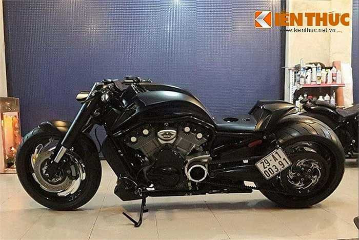 Mẫu xe độ nguyên bản từ V-Rod Muscle xuất hiện tại Sài Gòn đã được chủ nhân thay đổi khá nhiều về phần ngoại hình. Chiếc xe mang phong cách chiến binh với các đường nét cực kỳ sáng tạo.