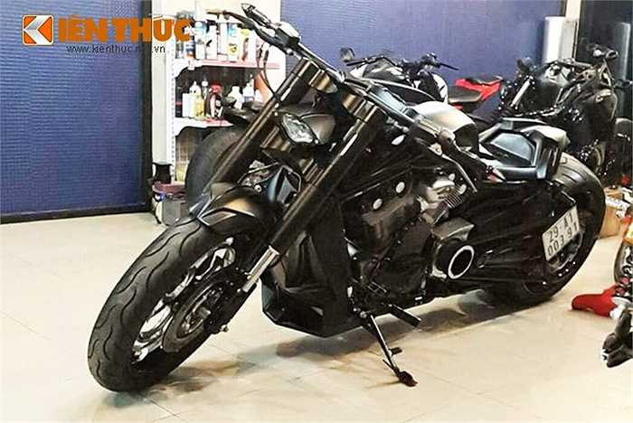 Được biết, chiếc xe độ này được lên từ ý tưởng của chủ nhân và do một thợ độ nổi tiếng tại Sài Gòn đảm nhiệm. Nó được độ lại một số chi tiết, cùng dàn áo bên ngoài, dàn đèn, tay lái, chắn bùn, giảm sóc...