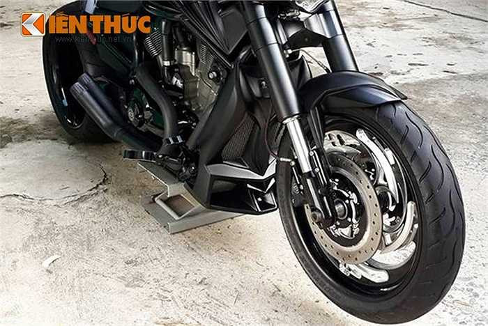 Ấn tượng nhất chính là cặp 'mâm độ' sơn đen với lớp vành nan dạng phay được mạ crom sáng bóng. Lốp trước được giữ nguyên bản, lốp sau mới với bề mặt 360 mm, lớn nhất hiện nay trên các mẫu xe độ ở Việt Nam.