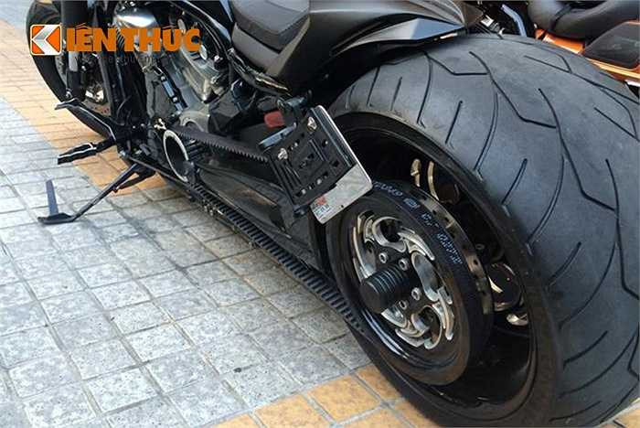 Là một trong những mẫu xe Cruiser mạnh mẽ nhất trong phân khúc, V-Rod Muscle sở hữu động cơ V-Twin 1.247cc, công nghệ phun xăng điện tử ESPFI, làm mát bằng dung dịch.