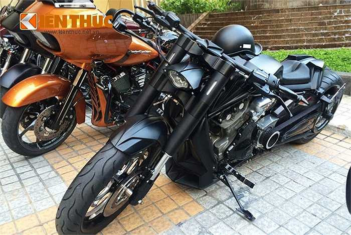 Với các đặc điểm dễ nhận biết như kiểu động cơ V-Twin góc nghiêng 60 độ cùng bộ tản nhiệt phía trước. V-rod được Harley-Davidson phát triển nhằm cạnh tranh trực tiếp với những mẫu xe cơ bắp của Nhật Bản và Ý như; Yamaha V-Max, và sau đó là Ducati Diavel.