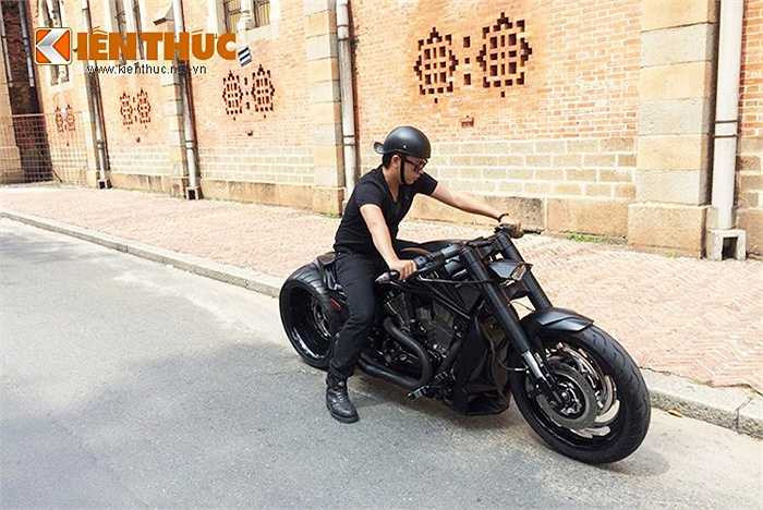 Được đánh giá là 'cậu em út ngỗ nghịch' nhất trong gia phả nhà Harley-Davidson và là mẫu xe Cruiser mạnh mẽ nhất trong phân khúc - V-rod Muscle có thể hất tung bất kỳ đối thủ nào ngáng đường nó.