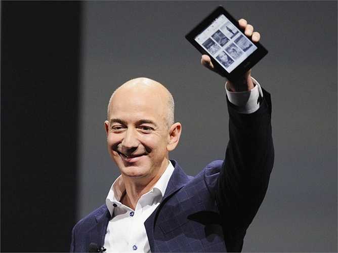 4. Jeff Bezos – 47 tỷ USD: Jeff Bezos là CEO kiêm người sáng lập Amazon, trang bán lẻ trực tuyến sắp trở thành ông vua của thị trường mua sắm online. Giá trị tài sản của Bezos lên tới 47 tỷ USD nhờ vào sự phát triển mạnh mẽ của công cụ Netflix, HBO..