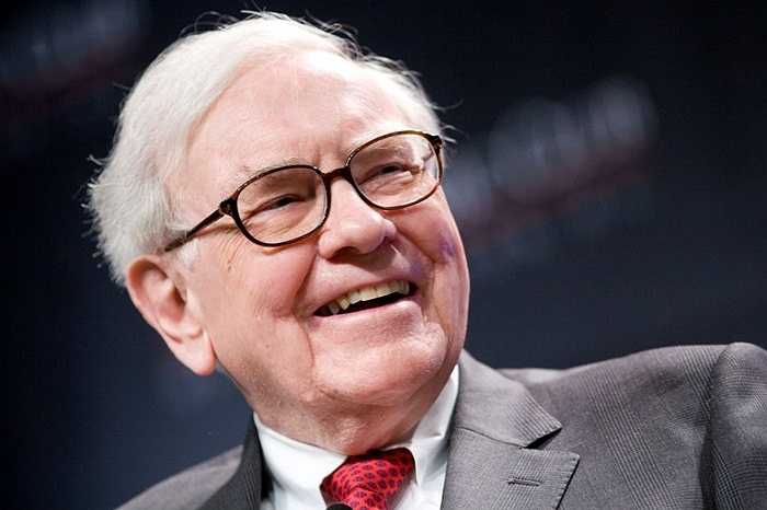 2.Warren Buffett – 62 tỷ USD: Warren Buffett được coi là ông trùm tài chính với bộ óc tính toán thông minh nhất ở thời đại của mình. Buffett đã hỗ trợ nhiều nhân vật và ứng cử viên chính trị như Bernie Sanders hay Hilary Clinton mặc dù thừa nhận ông cũng không có nhiều lòng tin Sanders sẽ thắng cử tổng thống.