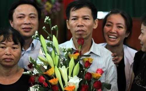 Ông Nguyễn Thanh Chấn (giữa) được Nhà nước bồi thường 7,2 tỷ đồng vì bị làm oan, sai - Ảnh: VOV Ông Nguyễn Thanh Chấn (giữa) được Nhà nước bồi thường 7,2 tỷ đồng vì bị làm oan, sai - Ảnh: VOV