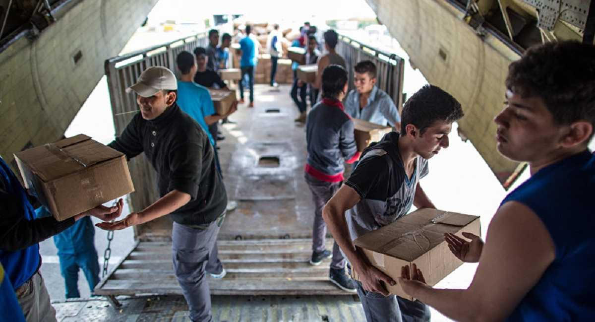 Người dân Trung Đông nhận hàng viện trợ